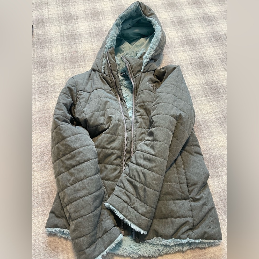 Girls North Face jacket Size 7/8. Grey and blue.